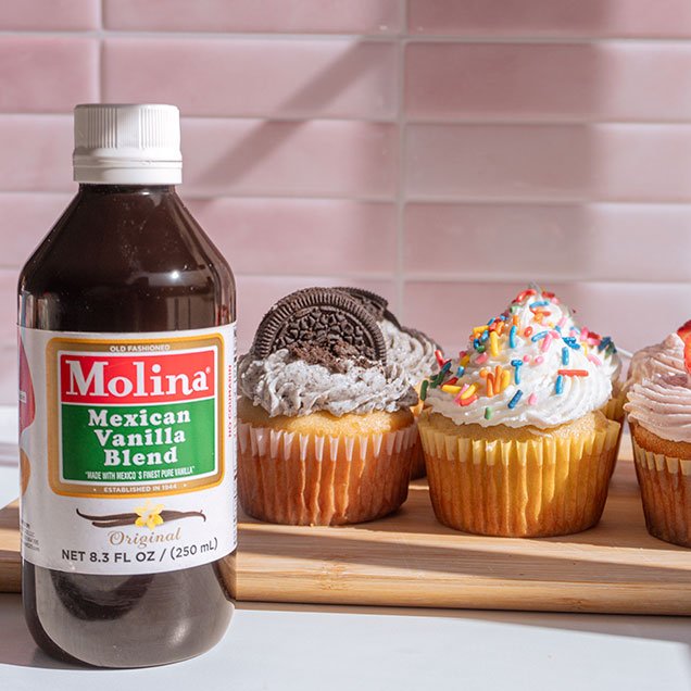 CUPCAKES DE VAINILLA CON BETÚN DE FRESA, GALLETAS DE CHOCOLATE Y VAINILLA